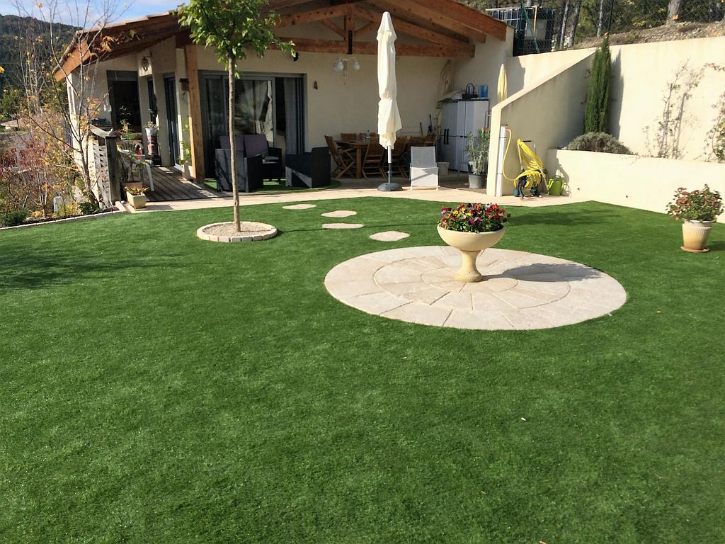 Jardin avec pelouse, pas de pierre et terrasse, photographié sur le site de Haute Provence Environnement